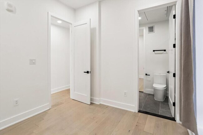 Building Photo - 517 Montana Ave NE