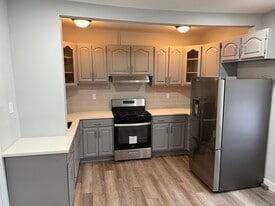 Building Photo - 16 Astoria St