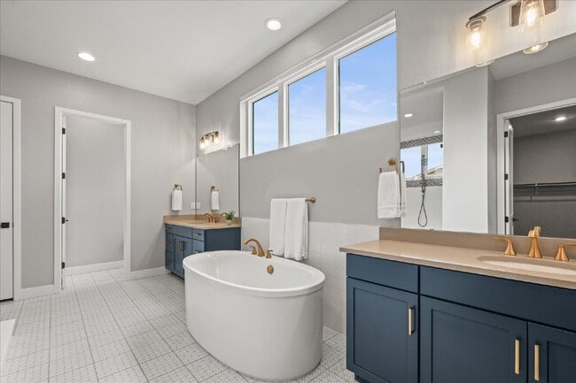 Building Photo - $7,495.00, Stunning 6 bed, 5 bath Ranch-St...