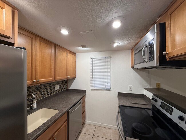 Building Photo - Spacious 2 bedroom 2 bathroom condo in gated community