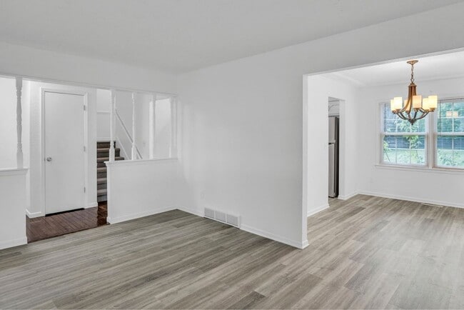 Building Photo - 405 S Montclaire Dr