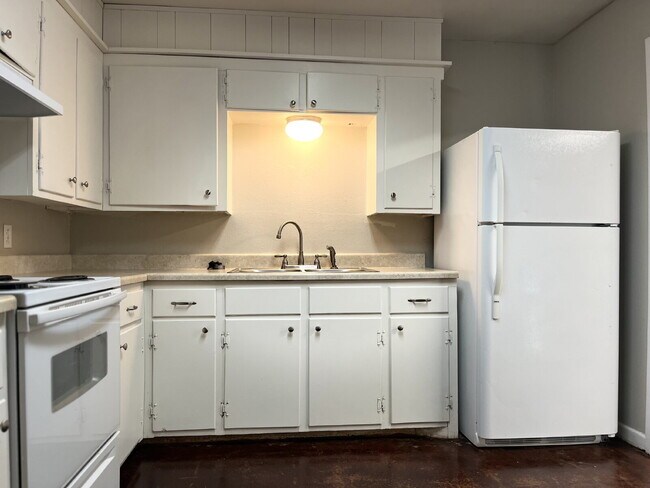 Building Photo - Cute 2/1 Duplex in Great Location!