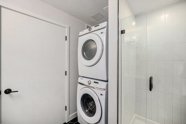 Building Photo - Centrally located 1 bedroom in the heart of Uptown! STUDENT SPECIAL AVAILABLE