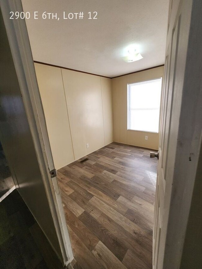 Building Photo - 2900 E 6th Ave