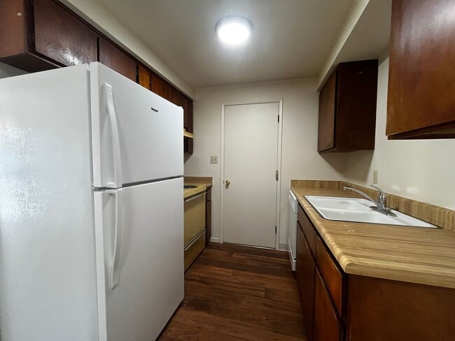 Building Photo - NE134-Robinson, Lorenz
