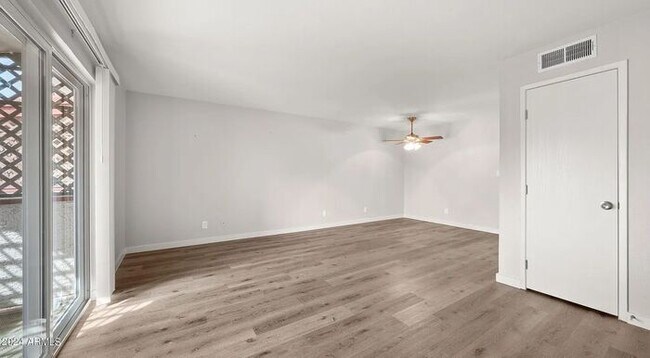 Building Photo - Upgraded 2 Bed, 2 Bath Condo - Available NOW!