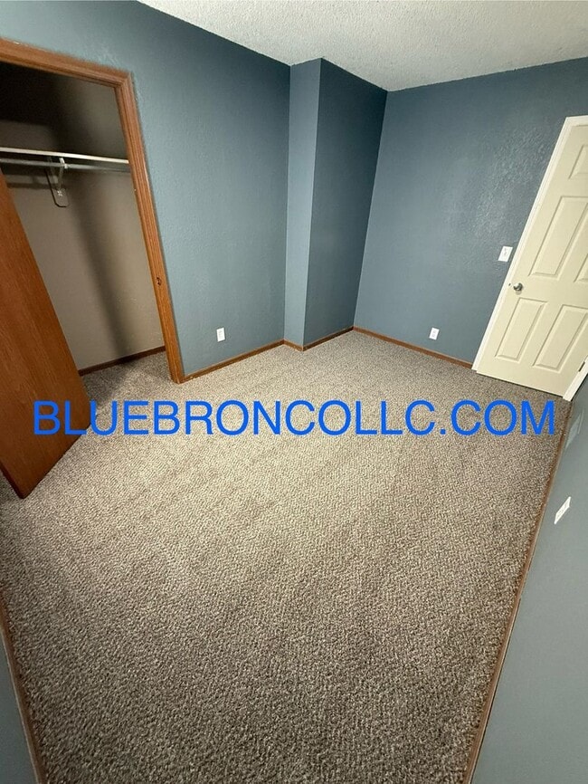 Building Photo - Spacious 3 BR Townhome—New Carpet & Paint—...