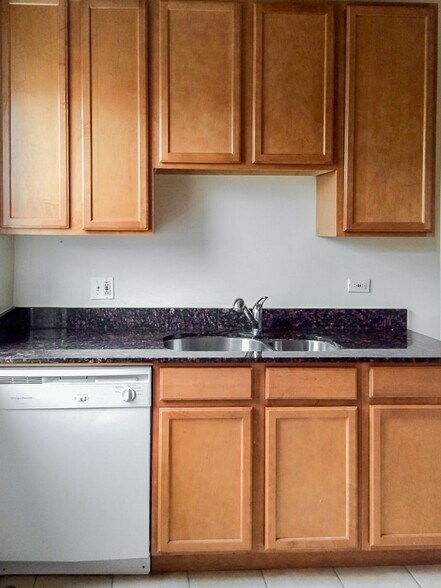 Building Photo - 4851 N Paulina St