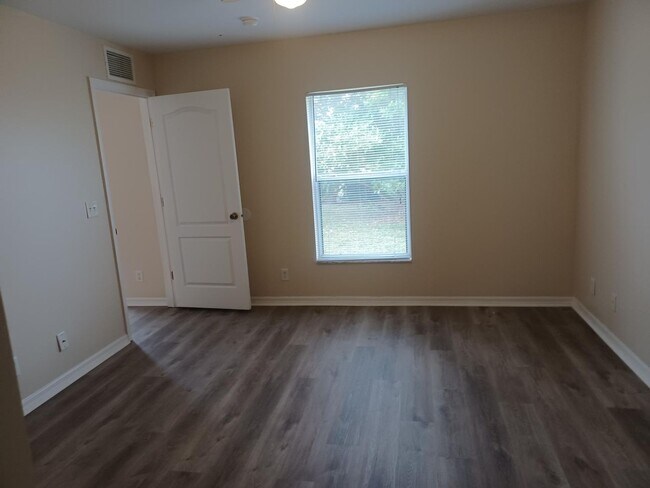 Building Photo - 3/2 with laminate flooring throughout