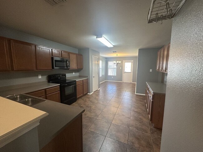 Building Photo - Great Floor Plan ~ Great Location ~ Lots o...
