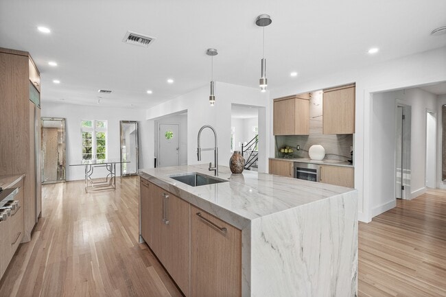 Building Photo - 306 Cordova Rd