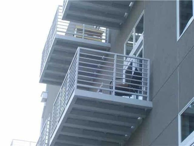 Building Photo - Cute condo on E6th in the center of everyt...