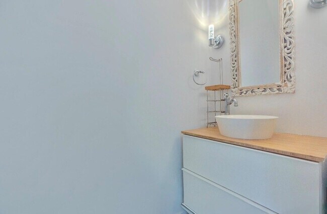 Building Photo - 1928 Madeira Dr