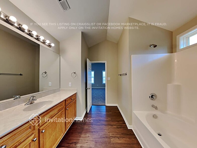 Building Photo - 711 Alberta Ct