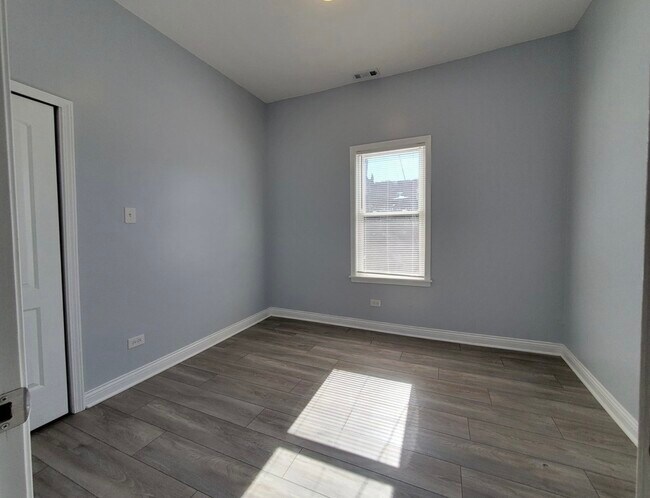 Building Photo - 943 W 59th St