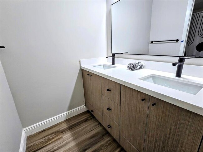 Building Photo - 1101 River Reach Dr