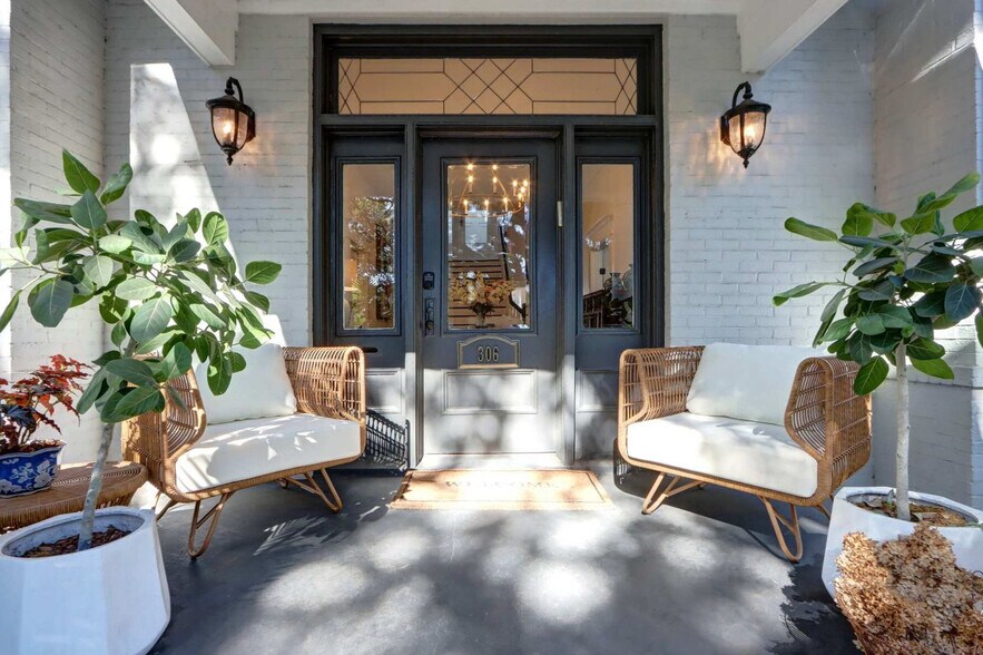 Building Photo - 306 E Victory Dr