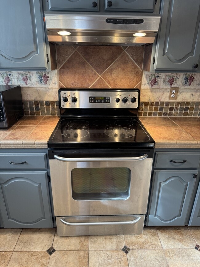 Building Photo - 1855 King Edward Dr