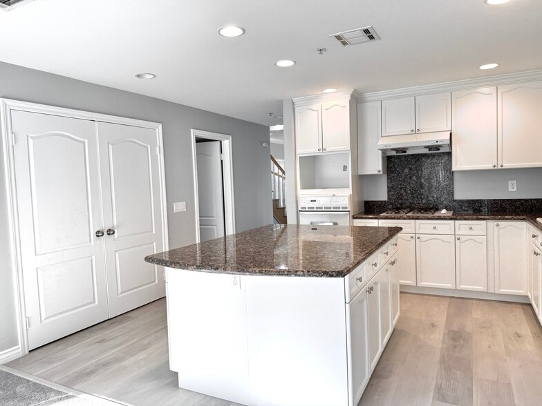 Kitchen reverse - 27 Hampton Ct