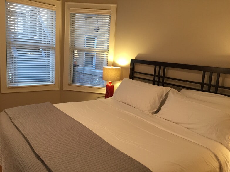 bedroom - 706 N Wells St