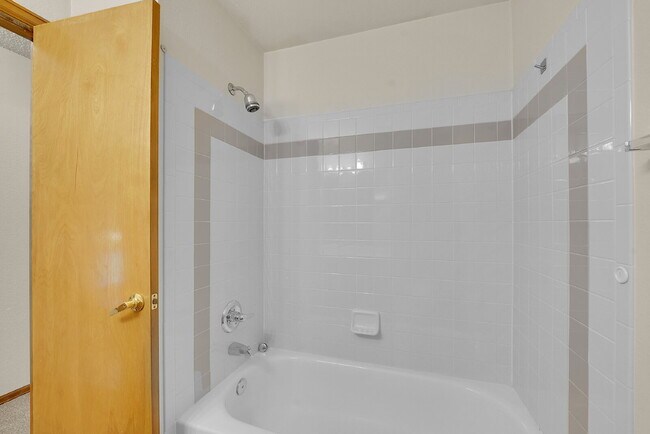 Building Photo - $2,895, 4 bed, 3 bath, located in Westmins...
