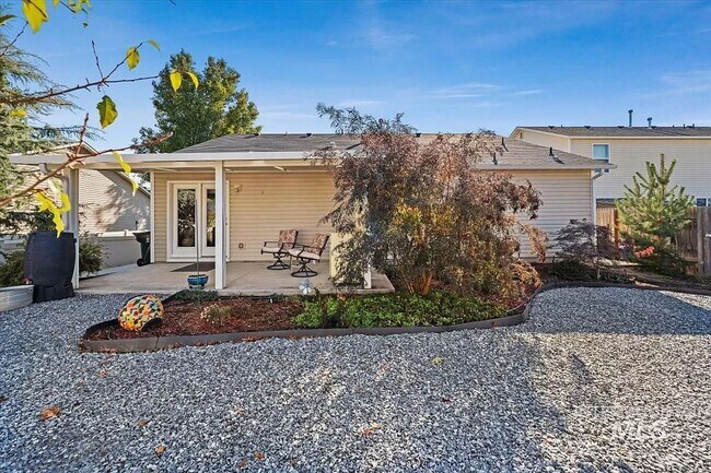 Building Photo - Suburban Dream: Exquisite 3BR Retreat with Modern Comforts and a Pet-Friendly Yard in Meridian