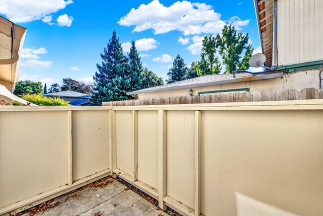 Building Photo - Great 3 bed, 1.5 bath Condo in Vacaville -...