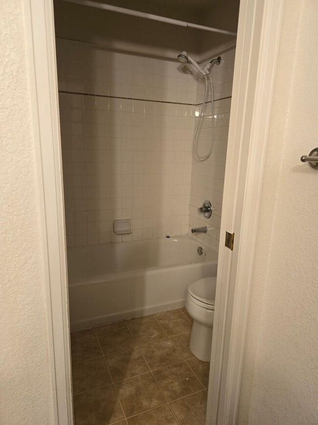 Building Photo - Nestled 3 bedroom, 2 bathroom in Fruitvale area
