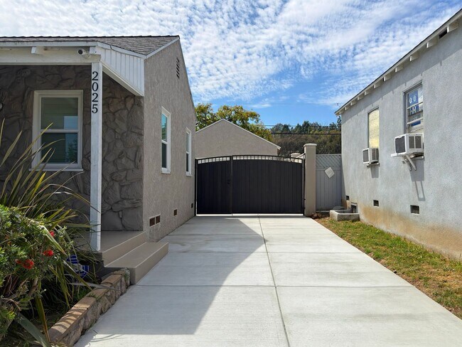 Building Photo - **2025 Euclid Ave Long Beach** Beautiful 3 bedroom 2 bath !!2 weeks free OAC!!