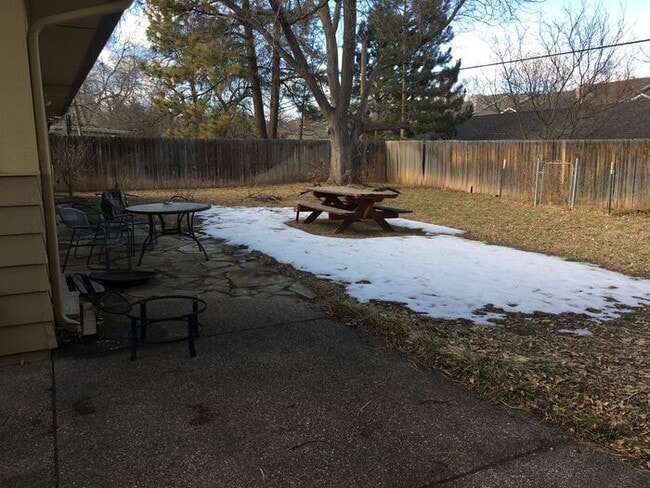 Building Photo - Spacious 3 Bedroom 2 Bath Ranch Style Hous...