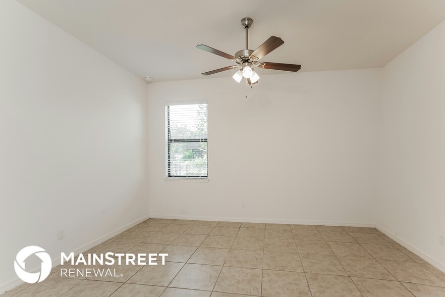 Building Photo - 945 SW 6th Pl