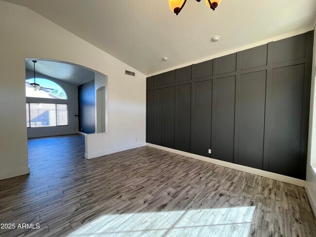 Building Photo - 1128 E Sheffield Ave