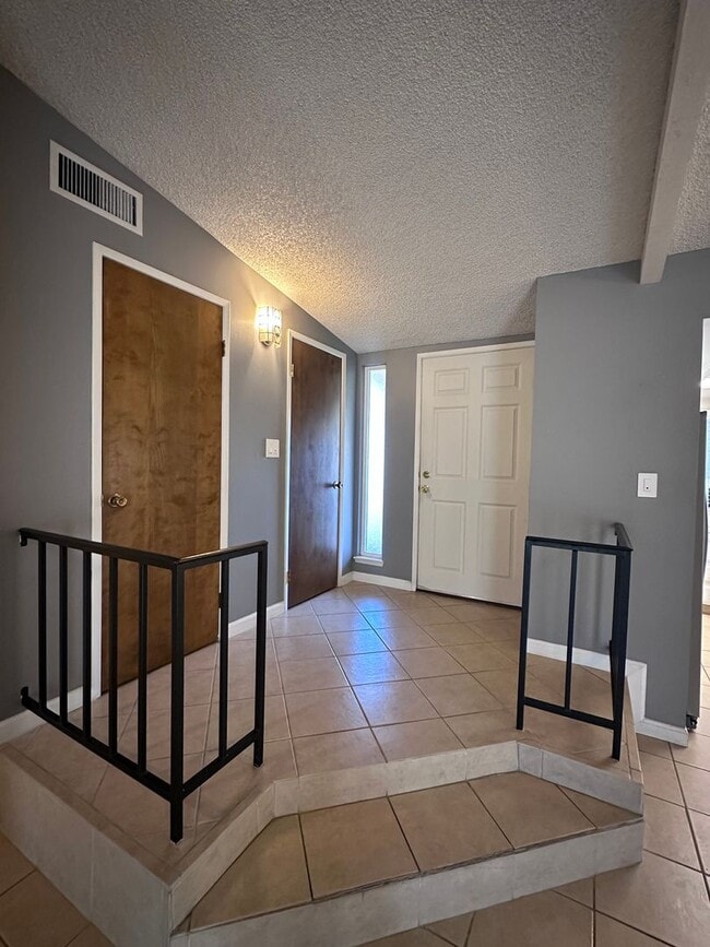 Building Photo - NW Visalia Home Coming Soon!