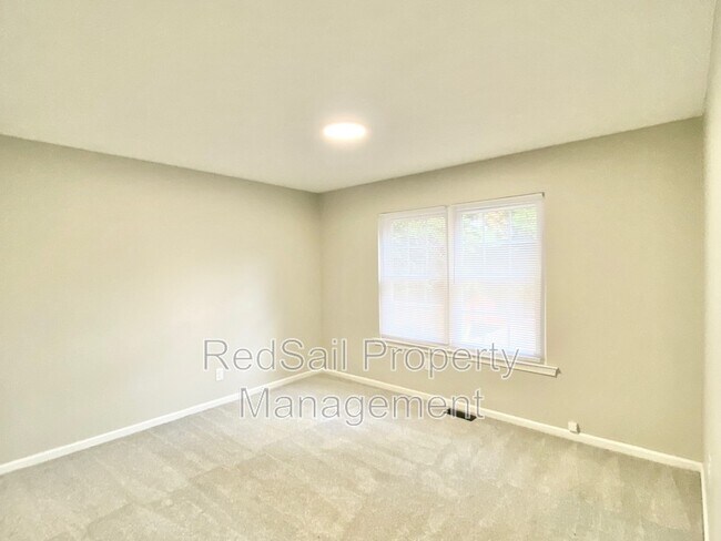 Building Photo - 709 Chatsworth Dr