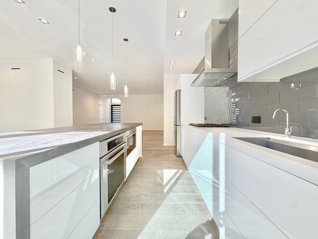 Building Photo - Beautiful Zen inspired modern 3 Bed + 3 Bath House + Garage + Private Yard