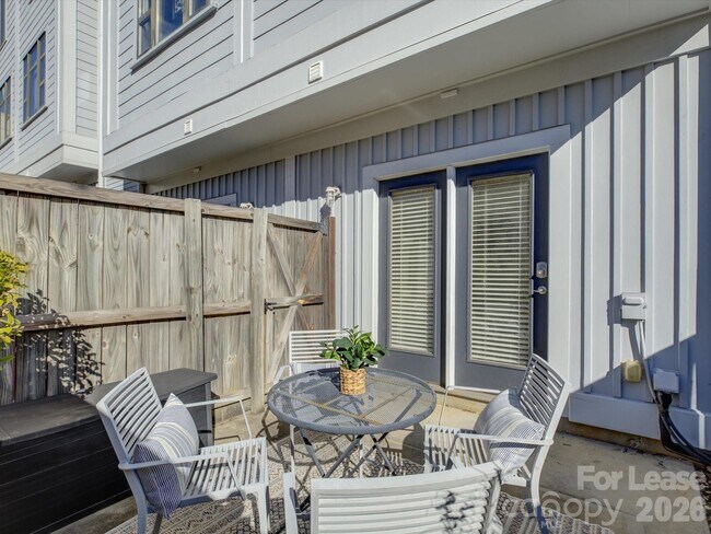 Building Photo - 636 Garden District Dr