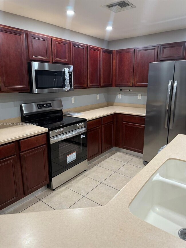 Building Photo - 4025 SW 14th Pl