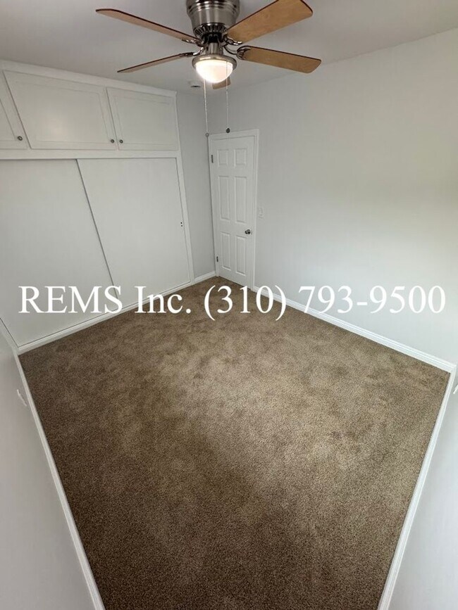 Building Photo - Remodeled Duplex Unit with Laundry Hook-Up...