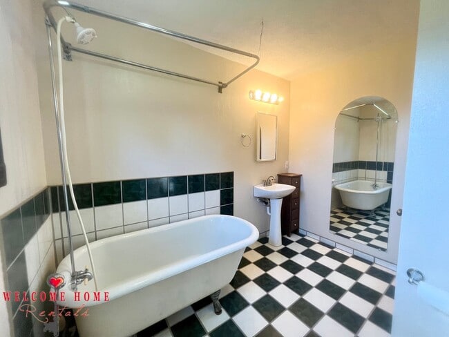 Building Photo - Unique opportunity - Bring your horses!