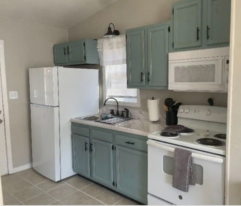 Building Photo - 916 Kyle Ave NE