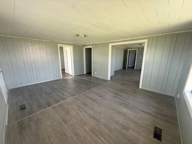 Building Photo - Renovated 5 Bedroom 2 Bath Home for Rent!