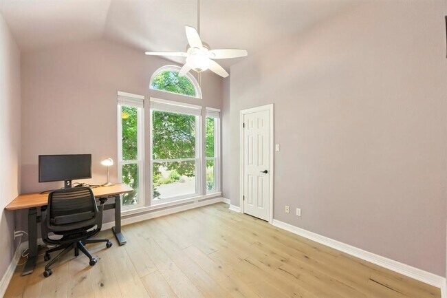 Building Photo - 9281 Scenic Bluff Dr