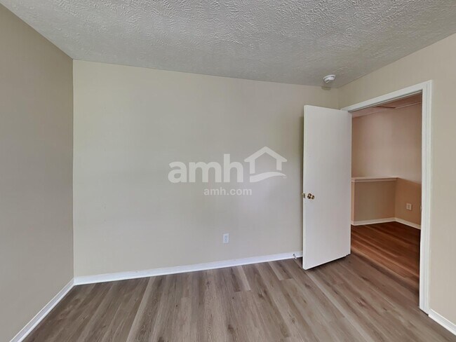 Building Photo - 2793 Sutherland Dr