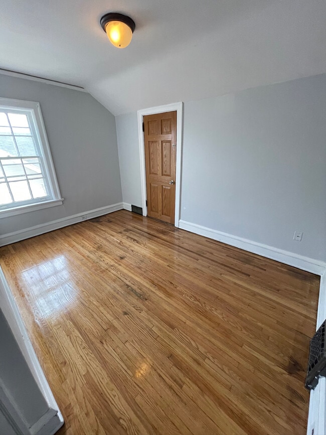 Building Photo - 611 Lincoln Pky