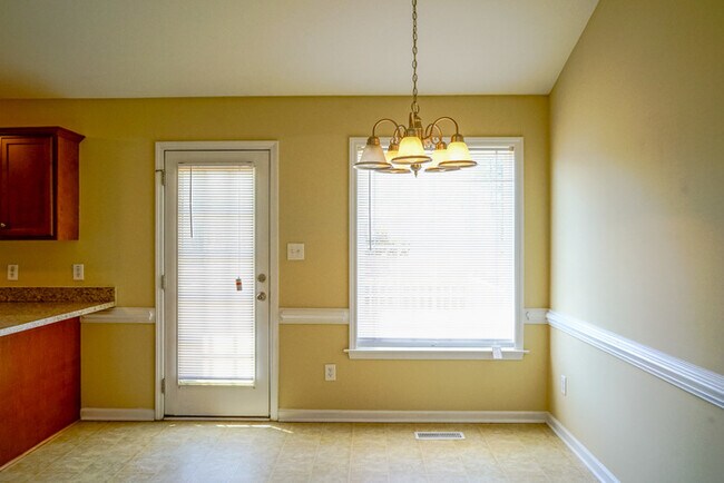 Building Photo - Ranch Home | Back Deck | Fenced In Backyar...