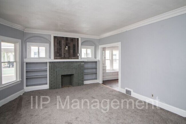 Building Photo - Charming and Refinished 2 Bedroom in Cleve...