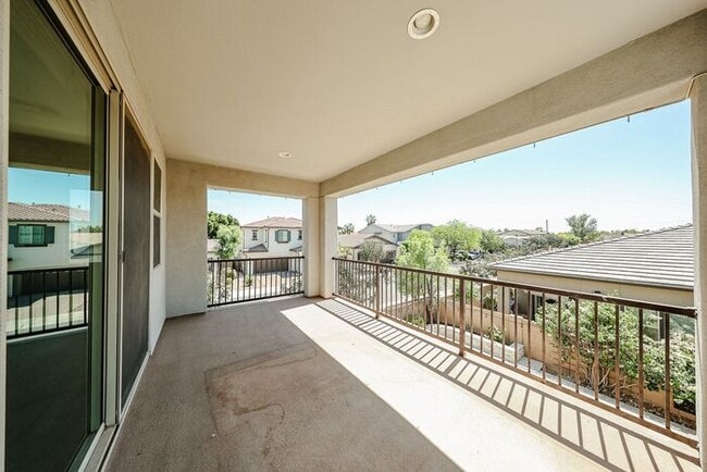 Building Photo - Stunning 5 Bed/5Bath Home in Gated Community – Over 3,100 SqFt of Modern Living -New Carpet throu...