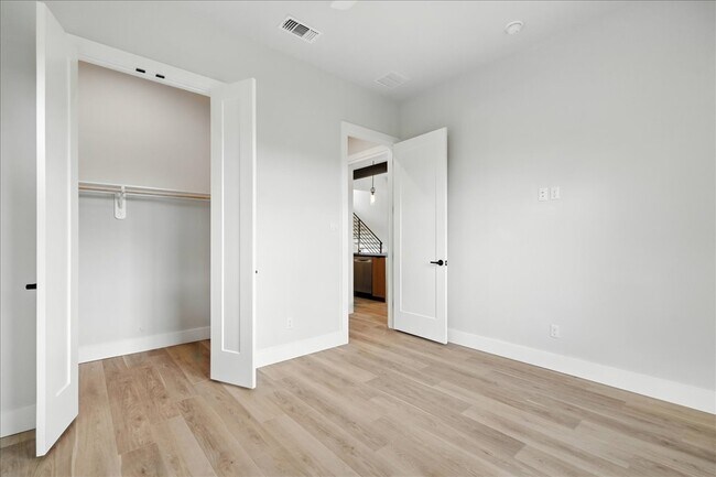 Building Photo - 512 Cowal Dr S