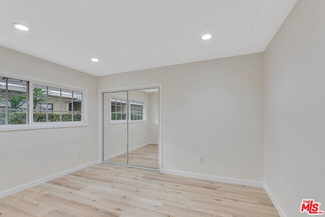 Building Photo - 853 S Bedford St