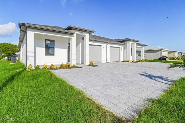 Building Photo - 602-604 SW 8th Pl